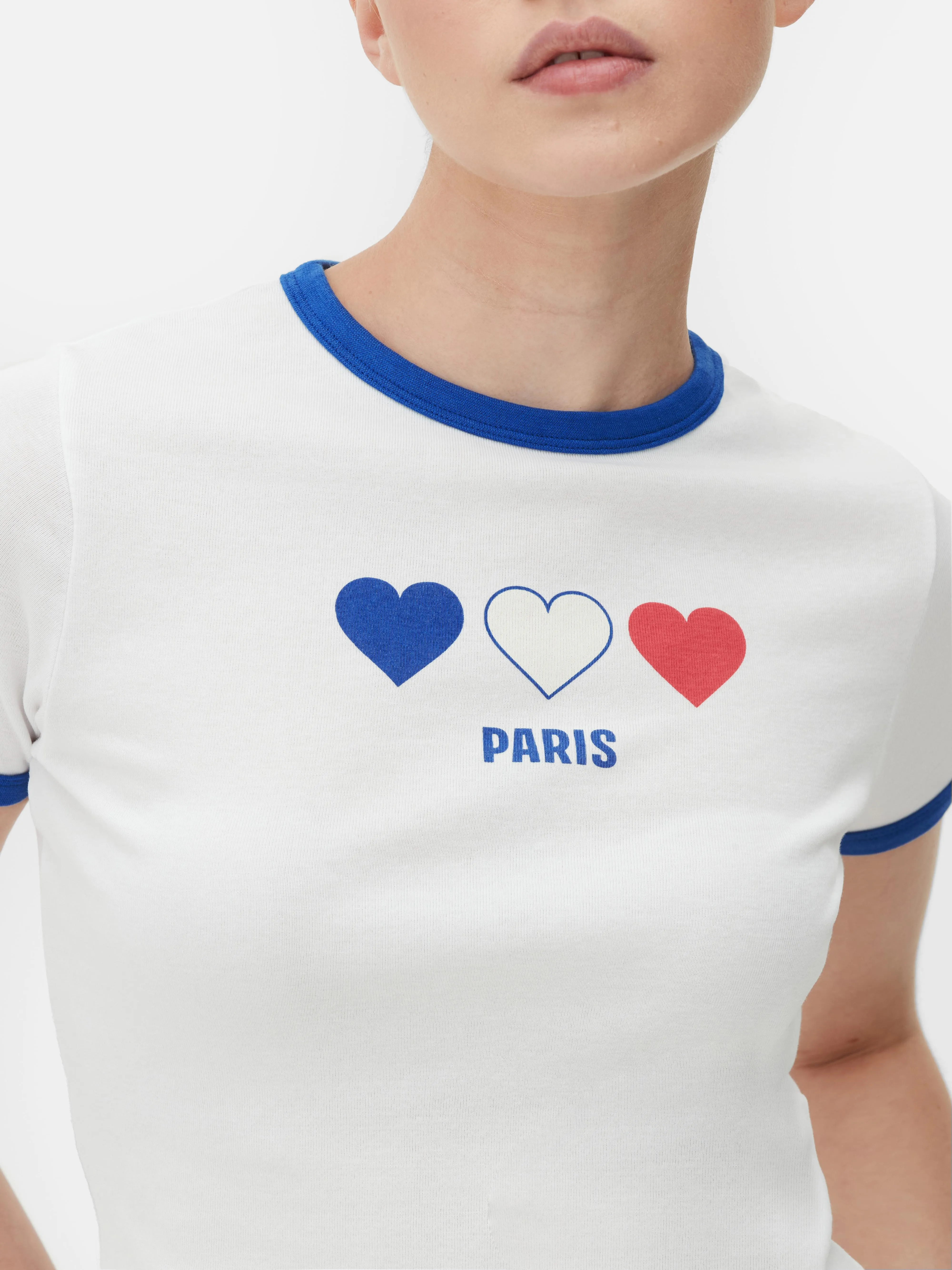 Camiseta corta con ribetes con el eslogan «Paris»