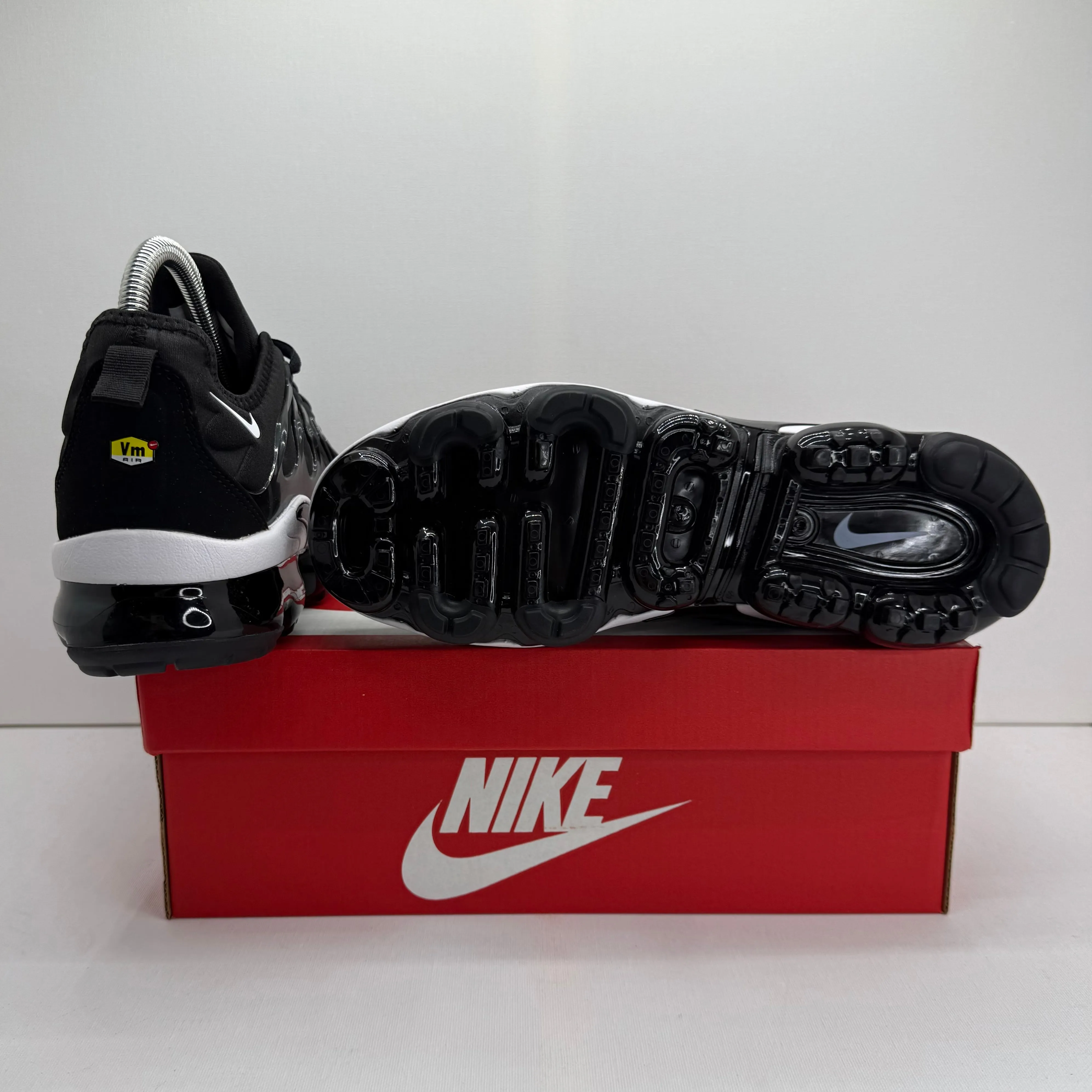 NIKE VAPORMAX PLUS BLACK/WHITE 